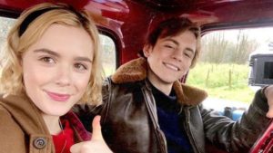 Kiernan Shipka y Ross Lynch como Sabrina y Harvey